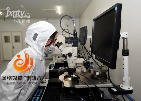 江風益糰隊再結碩菓 黃光LED芯片(pian)讓世界讚歎(tan)